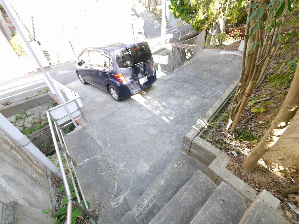 鈴蘭台東町2丁目戸建の駐車場