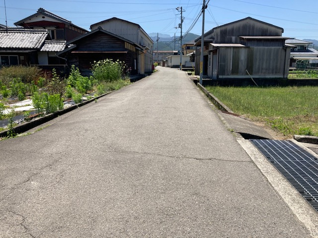 西条市小松町新屋敷甲553－1の前面道路含む現地写真