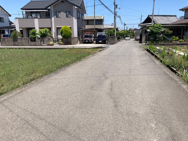 西条市小松町新屋敷甲553－1の前面道路含む現地写真