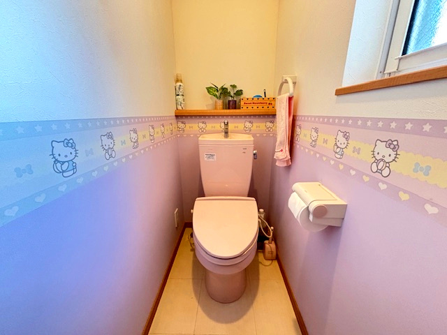 秦野市東田原　中古戸建のトイレ|ゆったりとした空間のトイレです