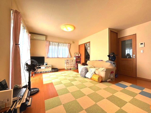 秦野市東田原　中古戸建の居間・リビング|使いやすいリビングです