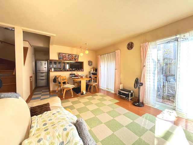 秦野市東田原　中古戸建の居間・リビング|ゆったり過ごせる居間です