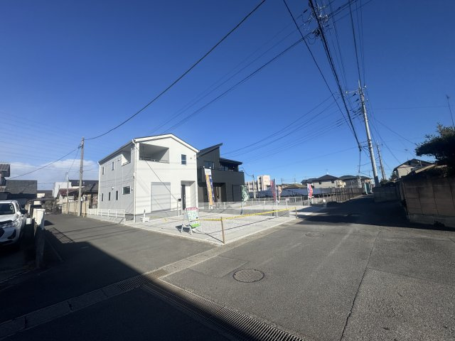 新築　太田市由良町第10　Livele Garden.S　1号棟の前面道路含む現地写真|現地写真　西側接道幅員約4.2ｍ　南側接道幅員約4.9ｍ	　