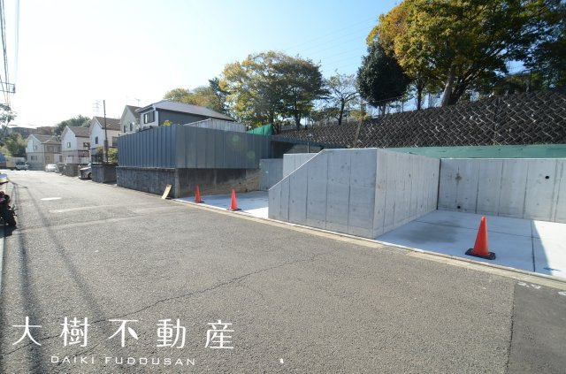 【前面道路含む現地写真】 | 綾瀬市深谷上１丁目　売地　全２区画【仲介手数料無料】