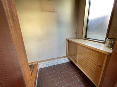 【玄関】 | 川西市錦松台中古戸建 | 採光窓があり、明るい玄関です