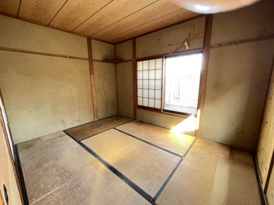 【和室】 | 川西市錦松台中古戸建 | ２階和室　リフォーム前提でご検討ください
ベランダのあるお部屋です