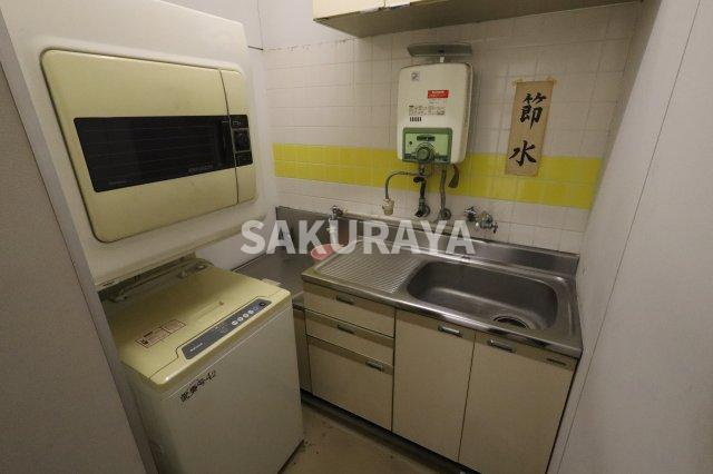 あしかがビルのキッチン|2024年11月撮影。