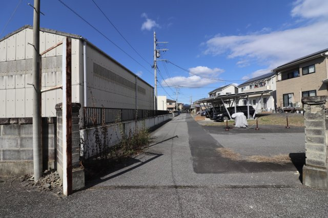足利市葉鹿町の中古一戸建の前面道路含む現地写真|見通しの良い接道なので、お車の出入庫にも安心です！
