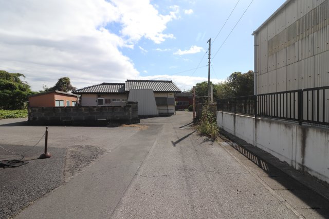 足利市葉鹿町の中古一戸建の前面道路含む現地写真