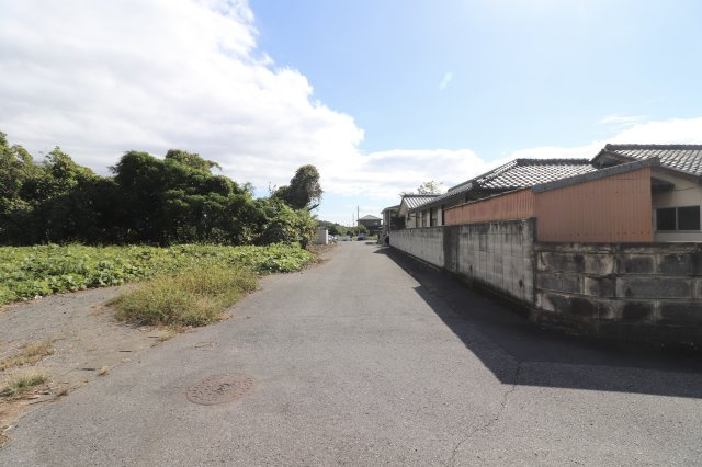 足利市葉鹿町の中古一戸建の前面道路含む現地写真
