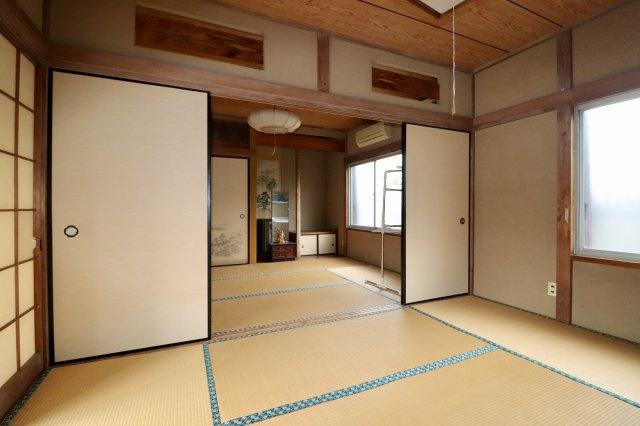 足利市葉鹿町の中古一戸建の和室|続き和室にもなる和室では、寝室や客間などゆったりとお過ごしいただけますね(^ ^)