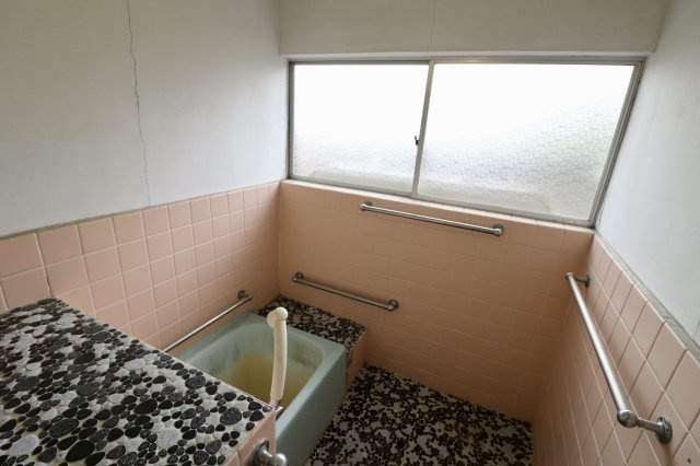 足利市葉鹿町の中古一戸建の浴室|浴室には、窓もあるので換気もでき、湿気対策にもなります(^^)