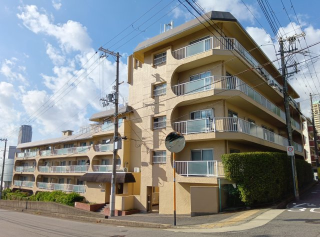 スターハイツ住吉川の外観|近くにはコンビニや複合型温泉施設がございます。