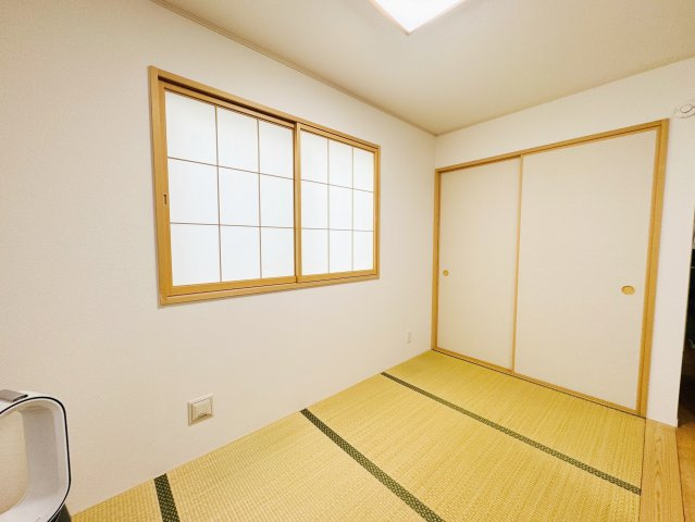 『練馬区中古戸建て』練馬区西大泉4【仲介手数料無料】　練馬区西大泉４丁目　の和室|リビングには畳コーナーがありゆっくり寛げます。～仲介手数料無料☆八王子ひなた不動産～練馬区西大泉４丁目　中古戸建
