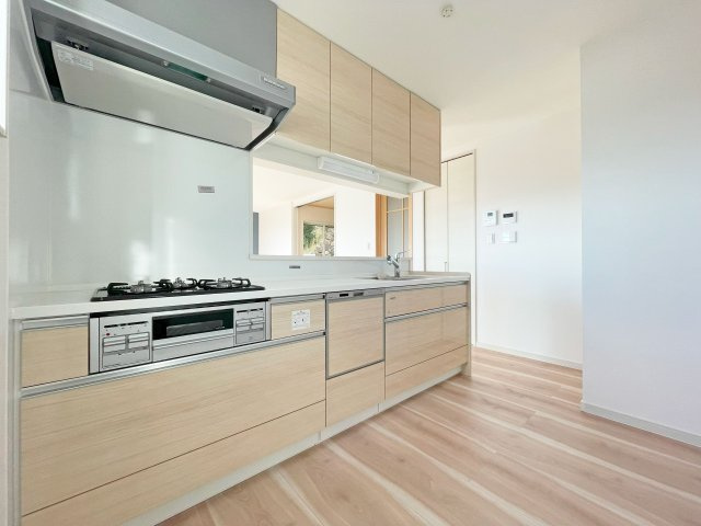 西宮市苦楽園四番町新築一戸建て│4LDK+駐車2台可のキッチン|使いやすい設備が揃ったシステムキッチン。
リビングのお子様を見守りながらお料理ができる対面式です。