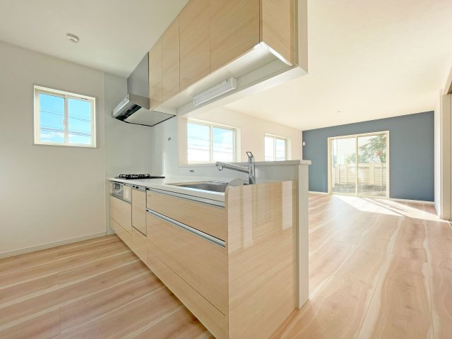 西宮市苦楽園四番町新築一戸建て│4LDK+駐車2台可のキッチン|毎日使うキッチンだからこそ「明るく使いやすい」が大切です。
３口コンロとグリル付きで、お料理の幅が広がりますね！