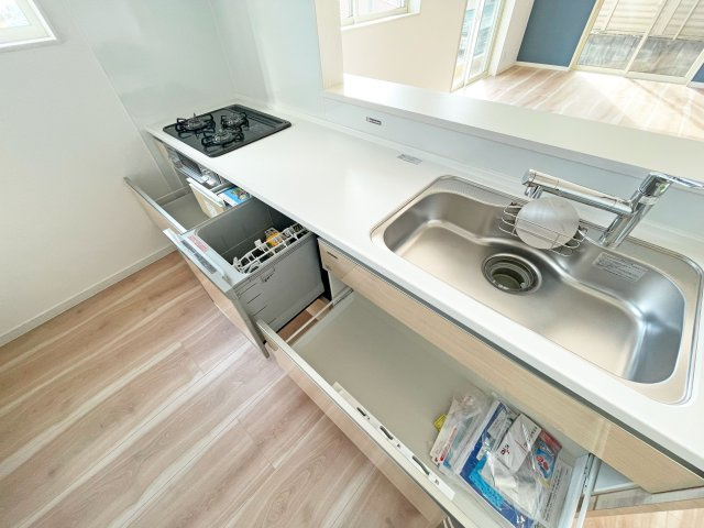 西宮市苦楽園四番町新築一戸建て│4LDK+駐車2台可のキッチン|ワークトップ下には収納庫と食器洗い乾燥機が完備されています。
大きな鍋などもゆったりと収納いただけます◎