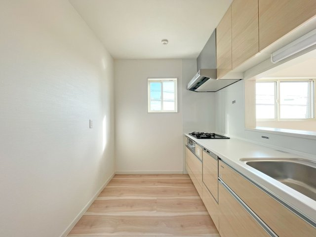 西宮市苦楽園四番町新築一戸建て│4LDK+駐車2台可のキッチン|昇降式戸棚を採用◎棚が目の前まで降りてくるので、今まで活用できていなかったスペースを吊戸棚として活用することができます！キッチンスペースも十分な広さを確保◎