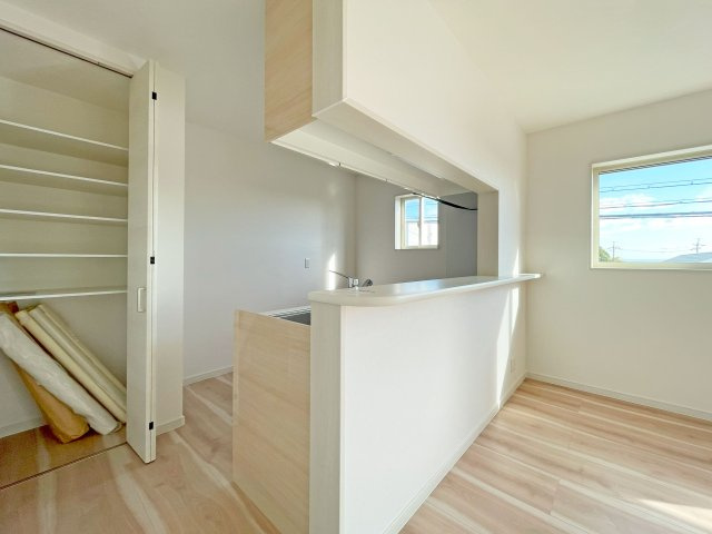 西宮市苦楽園四番町新築一戸建て│4LDK+駐車2台可のキッチン|リビングで遊ぶお子様を見守りながらお料理ができる対面キッチンです。お子様と今日学校であったことなど普段の何気ないコミュニケーションが取りやすい空間です。