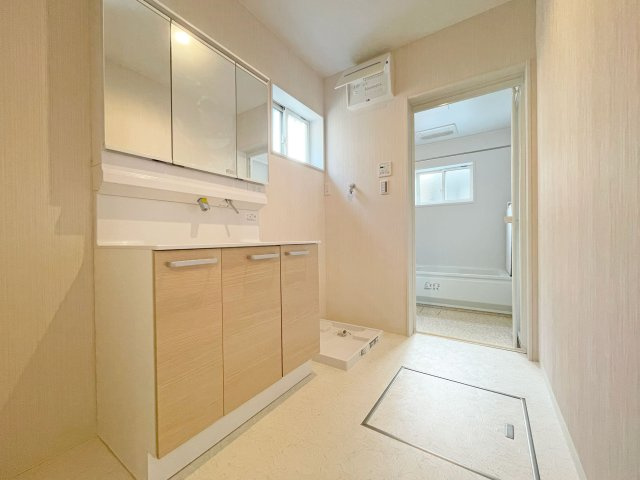 西宮市苦楽園四番町新築一戸建て│4LDK+駐車2台可の独立洗面台|収納もあってオシャレな洗面です。
ゆとりの洗面スペースで朝の身支度もスムーズにおこなえます◎