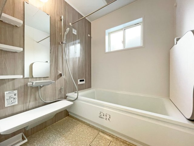 西宮市苦楽園四番町新築一戸建て│4LDK+駐車2台可の浴室|一日の疲れを癒すための心地よいバスタイムを演出する浴室は追炊機能、浴室乾燥機付きです。高級感のある木目調のアクセントパネルで落ち着いた雰囲気です。