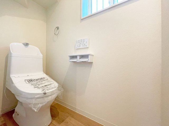 西宮市苦楽園四番町新築一戸建て│4LDK+駐車2台可のトイレ|清潔感のある白を基調としたトイレは、
いつも清潔に保てるウォシュレット機能付トイレを装備◎