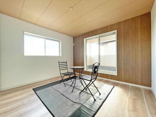 西宮市苦楽園四番町新築一戸建て│4LDK+駐車2台可の洋室|-2階主寝室-
大きな窓からは陽射しが射し込み、心地よく目覚められます◎
全室2面採光で陽当たり・風通し良好でベッドルームを常に快適・清潔に保つことができます