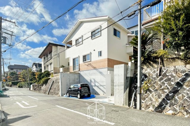 西宮市苦楽園四番町新築一戸建て│4LDK+駐車2台可の外観|緑豊かな美しい街並みに敷地面積約55坪の新築戸建が誕生いたしました。ご家族で寛ぐLDKは約18帖の広さに加え収納スペースも豊富な4LDKです◎皆様からのご連絡を心よりお待ちしております。