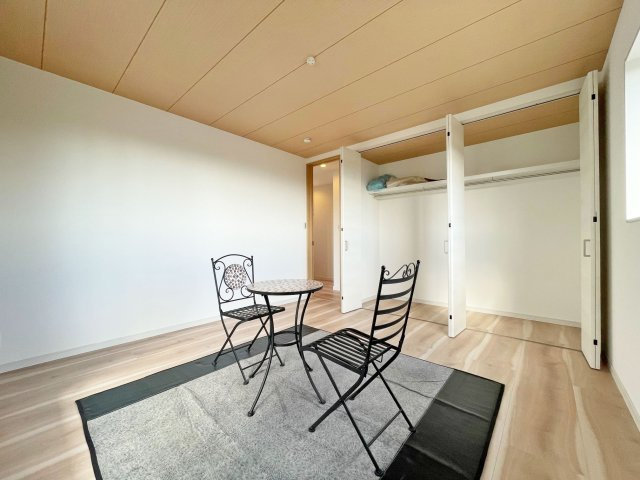 西宮市苦楽園四番町新築一戸建て│4LDK+駐車2台可の洋室|-2階主寝室-
全居室収納付き◎
大容量のクローゼットはお洋服や趣味のグッズも沢山収納できます。