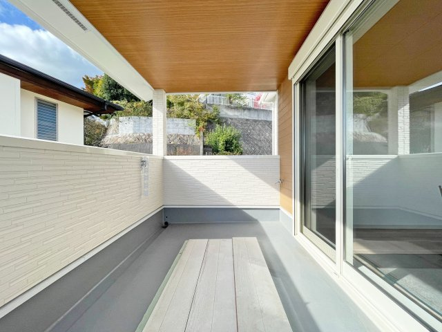 西宮市苦楽園四番町新築一戸建て│4LDK+駐車2台可のバルコニー|南向きバルコニーは日照が豊富で温暖な陽光を受けられ、植物の育成やリラックススペースとして活用可能です。洗濯物の乾燥が速く、快適な生活環境を提供。自然の光を取り込み、室内を明るくしてくれます。