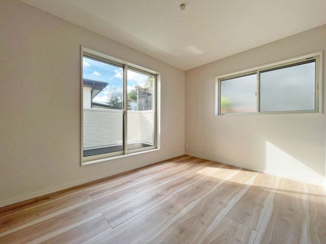 西宮市苦楽園四番町新築一戸建て│4LDK+駐車2台可の洋室|-2階洋室6.0帖-
子供部屋として、お子様の成長に合わせて自由に家具をレイアウトしたり、思春期のプライバシーを尊重したり、小さな自立心を育みます。