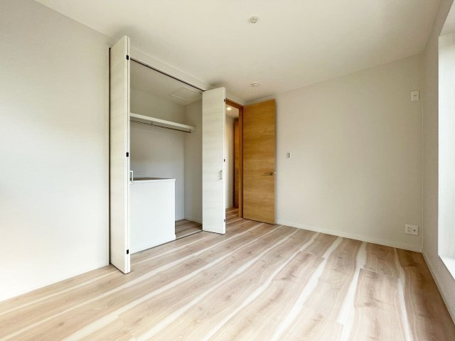 西宮市苦楽園四番町新築一戸建て│4LDK+駐車2台可の洋室|-2階洋室6.0帖-
全居室収納付き◎
クローゼットは十分な収納力があり、お洋服や趣味のグッズも沢山収納できます。