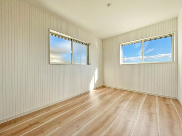 西宮市苦楽園四番町新築一戸建て│4LDK+駐車2台可の洋室|-2階洋室6.0帖-
窓からは陽射しが射し込み、心地よく目覚められます◎
全室2面採光で陽当たり・風通し良好でベッドルームを常に快適・清潔に保つことができます