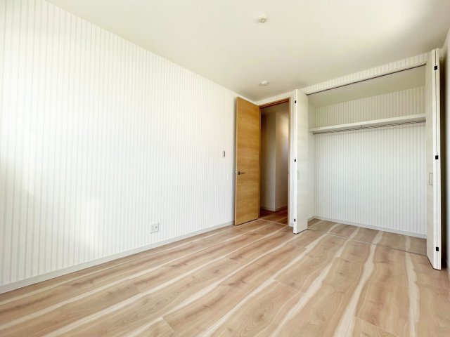 西宮市苦楽園四番町新築一戸建て│4LDK+駐車2台可の洋室|-2階洋室6.0帖-
全居室収納付き◎
クローゼットは十分な収納力があり、お洋服や趣味のグッズも沢山収納できます。