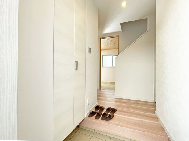 西宮市苦楽園四番町新築一戸建て│4LDK+駐車2台可の玄関|たっぷりの靴を収納できるシューズクロークがあり玄関はいつでもスッキリ◎
外出先から帰って来るご家族や訪れるゲストを心地良く迎え入れてくれます。

