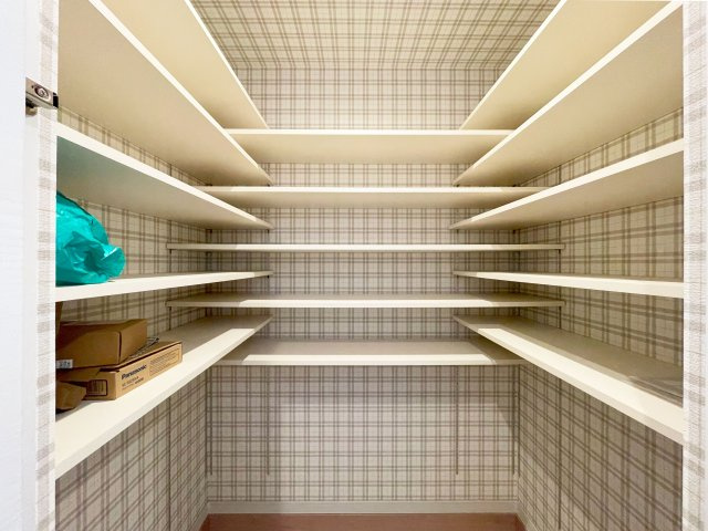 西宮市苦楽園四番町新築一戸建て│4LDK+駐車2台可の玄関|ベビーカー置場としても便利な大容量の収納力が自慢のシューズインクローク設置◎
雨具や趣味の道具置場としても便利です。