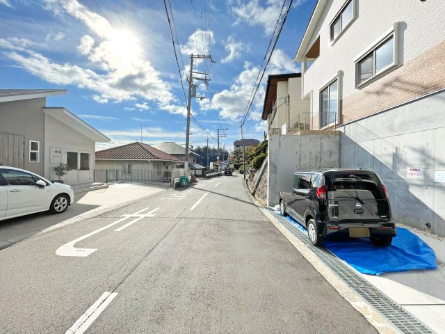 西宮市苦楽園四番町新築一戸建て│4LDK+駐車2台可の前面道路含む現地写真|前面道路は東側6.4ｍです。