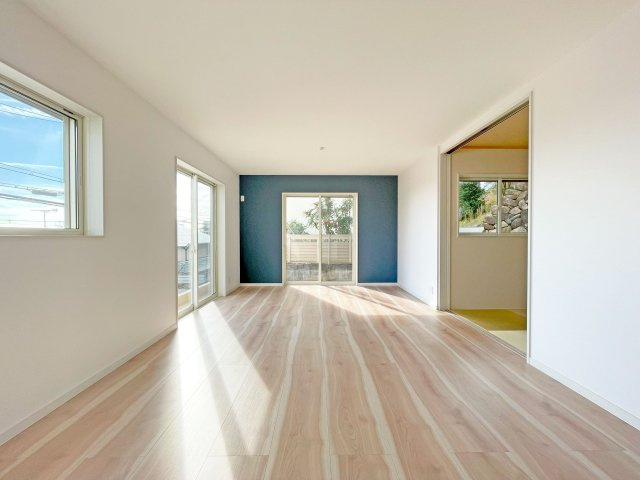 西宮市苦楽園四番町新築一戸建て│4LDK+駐車2台可の居間・リビング|開放感と採光にこだわったLDKは約18帖の広さを確保
2面採光で窓を開ければ、心地好い風が通り抜けます◎