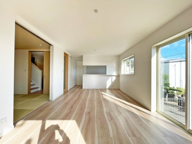 西宮市苦楽園四番町新築一戸建て│4LDK+駐車2台可の居間・リビング|大きな窓に面した開放感のあるリビング。食事の団らんや休日のリラックスタイムなど、家族での大切な時間をより楽しく過ごせますね。