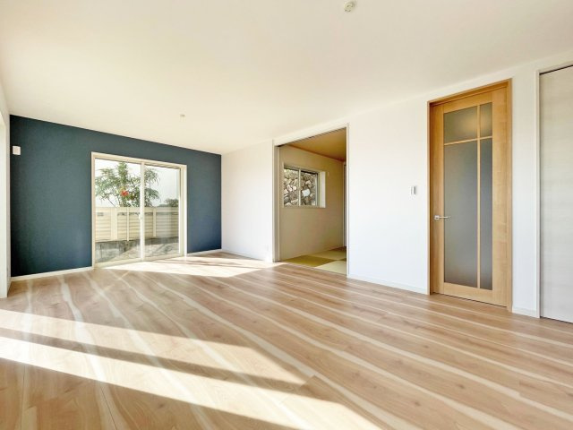 西宮市苦楽園四番町新築一戸建て│4LDK+駐車2台可の居間・リビング|柔らかな光が注ぎこむ明るく居心地の良い空間です。
家族と過ごす時間を大切にしたい方にぴったりの明るくゆとりある住空間です◎