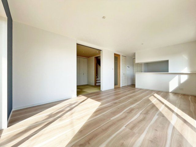 西宮市苦楽園四番町新築一戸建て│4LDK+駐車2台可の居間・リビング|明るい色調のクロスやフローリングは、ナチュラルテイストの家具との相性が良く、
温もりのあるLDK空間に◎