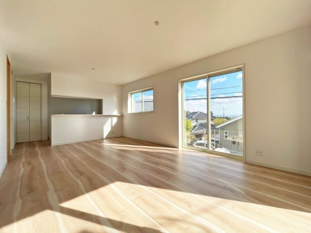 西宮市苦楽園四番町新築一戸建て│4LDK+駐車2台可の居間・リビング|キッチンからリビングの様子が一目でわかり、小さなお子様がいるご家庭には嬉しいレイアウト。お互いを感じられるのでお子様も安心です。