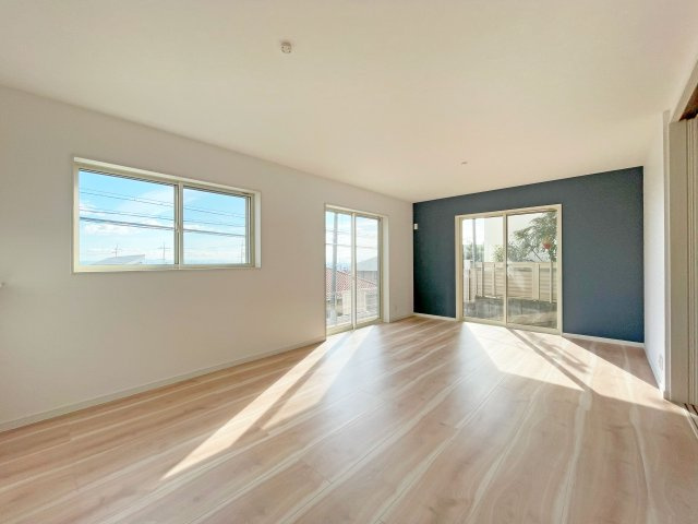 西宮市苦楽園四番町新築一戸建て│4LDK+駐車2台可の居間・リビング|清潔感のあるLDKは陽当りも良好。
アクセントクロスが部屋にさりげない個性を添えています。