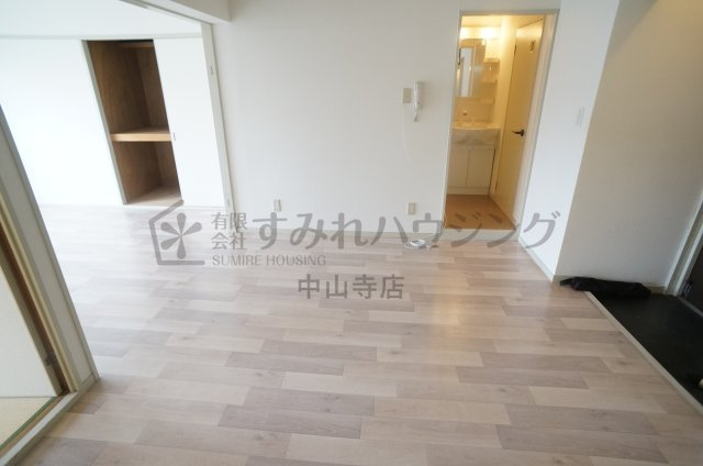 モダンアパートメント神戸宝塚Ⅱの居間・リビング