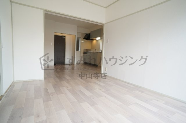 モダンアパートメント神戸宝塚Ⅱの居間・リビング