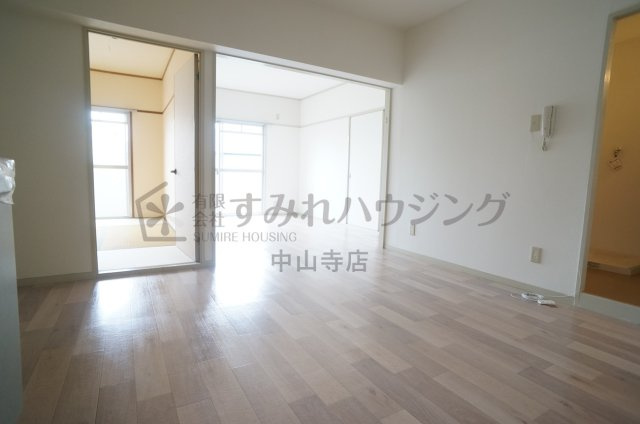 モダンアパートメント神戸宝塚Ⅱの居間・リビング