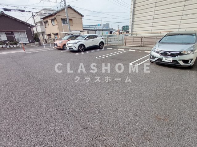 グランジット　エヌの駐車場