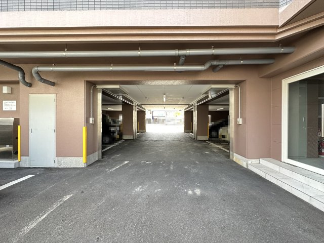ローズビル上町の駐車場