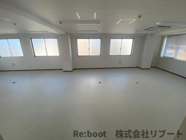  本八幡駅前ビルの内装