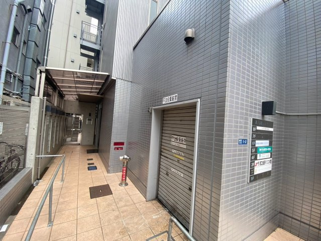  本八幡駅前ビルのエントランス
